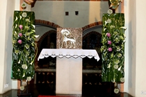 Dekoracja komunijna kościoła (fot. A-8)